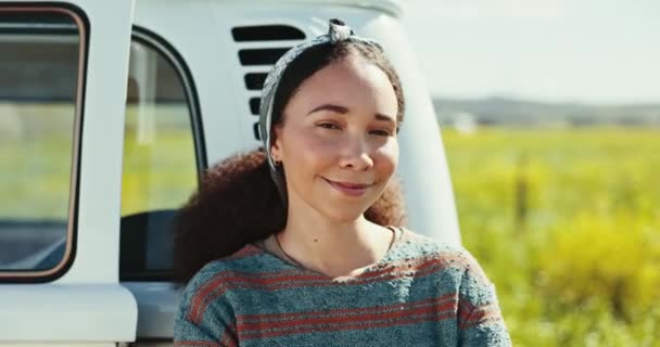 Ευτυχισμένο Οδικό Ταξίδι Και Πρόσωπο Της Γυναίκας Από Ένα Αυτοκίνητο — Αρχείο Βίντεο