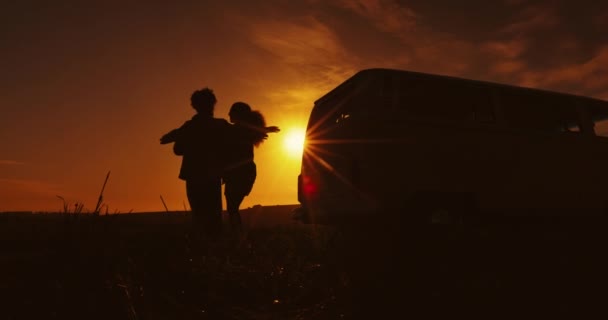 Групові Обійми Силует Друзі Подорожують Фургоном Заході Сонця Вночі Або — стокове відео