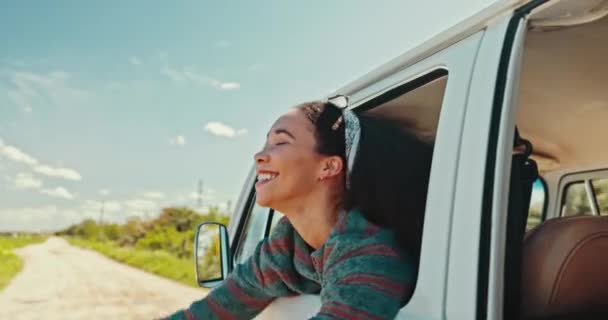 Lycklig Kvinna Frihet Och Van Road Trip Med Resor Upphetsad — Stockvideo