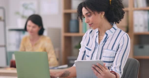 Negócios Laptop Mulher Com Tablet Digitação Conexão Com Planejamento Brainstorming — Vídeo de Stock