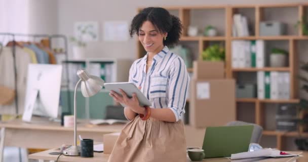 Módní Návrhář Kancelář Tablet Commerce Řízení Zásob Logistiky Nebo Line — Stock video