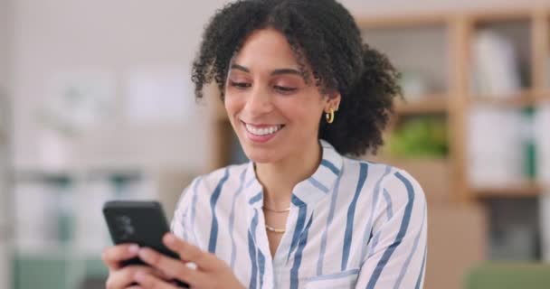 Zakelijk Glimlach Vrouw Met Een Mobiele Telefoon Typen Online Lezen — Stockvideo