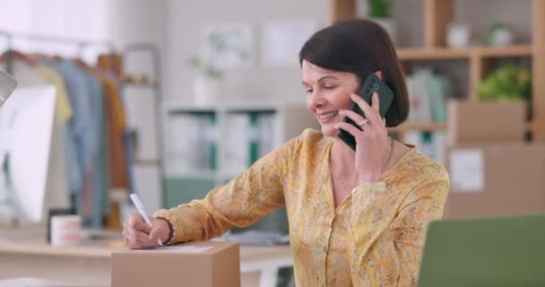 Vrouw Telefoon Dozen Voor Commerce Kantoorcommunicatie Online Bestelling Van Klanten — Stockvideo