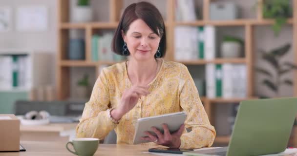 Inicio Portátil Mujer Con Una Tableta Pensamiento Conexión Con Internet — Vídeo de stock