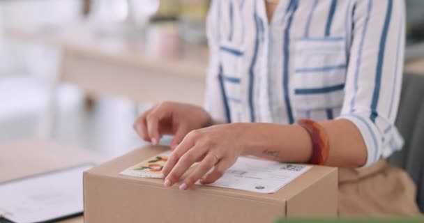 Levering Vrouw Hand Met Sticker Doos Voor Online Bestelling Koerier — Stockvideo
