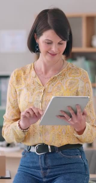 Negocios Aplicación Digital Mujer Con Una Tableta Correo Electrónico Conexión — Vídeos de Stock