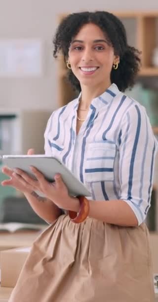 Affari Viso Donna Con Tablet Digitazione Lettura Online Con Social — Video Stock