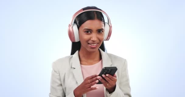 Vrouw Luisteren Headset Met Telefoon Studio Blauwe Achtergrond Mockup Voor — Stockvideo