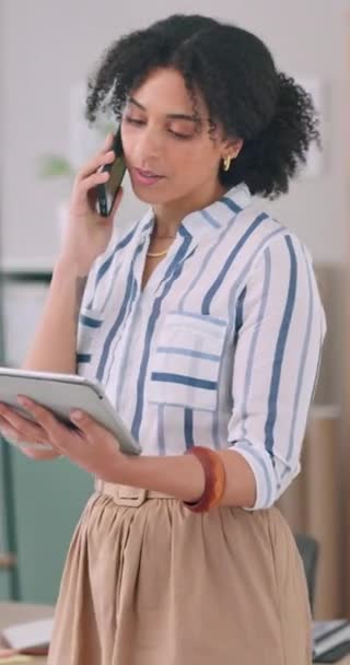Llamada Mujer Teléfono Con Tableta Para Establecer Contactos Discutir Hablar — Vídeos de Stock