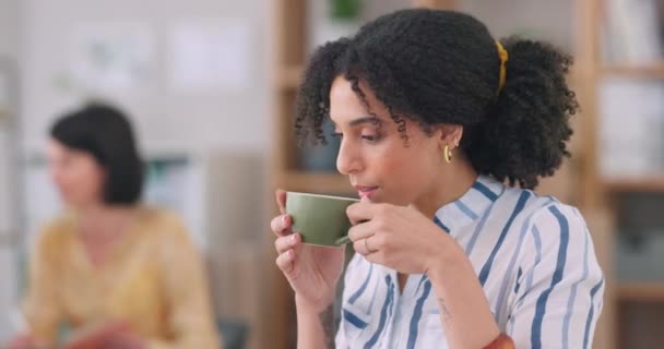 Kreativ Kunstnerisk Kvinnelig Designer Som Drikker Kaffe Jobb Mens Tenker – stockvideo
