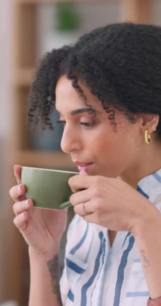 Creatief Denkend Een Vrouwelijke Ontwerper Die Koffie Drinkt Het Werk — Stockvideo