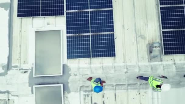 Lavoro Squadra Aereo Energia Solare Costruzione Sul Tetto Edificio Installare — Video Stock