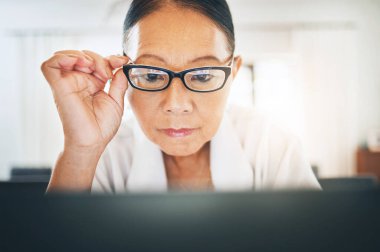 Olgun kadın, gözlük ve okuma, ev blogu için bilgisayar ya da göz bakımı, sağlık ve lens satışı veya indirimi üzerine makale. Ev işi veya optometri web sitesinden vizyon ve dizüstü bilgisayara sahip iş adamı.