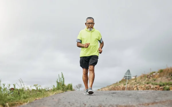 Hombre Mayor Corriendo Camino Naturaleza Campo Bosque Con Ejercicio Para —  Fotos de Stock