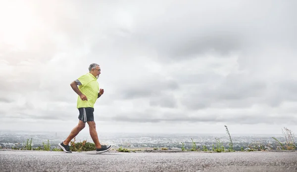 Senior Man Laufen Und Fitness Auf Der Straße Für Outdoor — Stockfoto