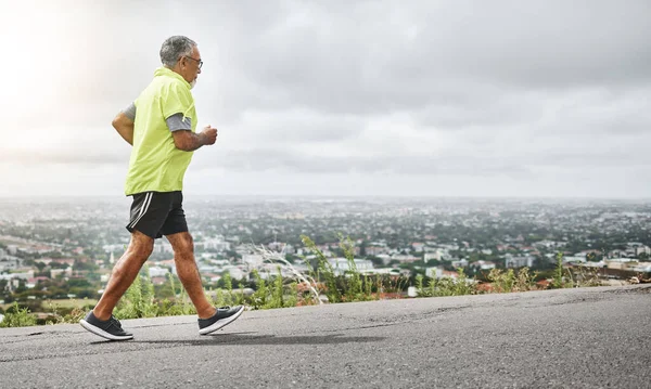 Senior Mann Laufen Und Fitness Berg Für Outdoor Übungen Training — Stockfoto