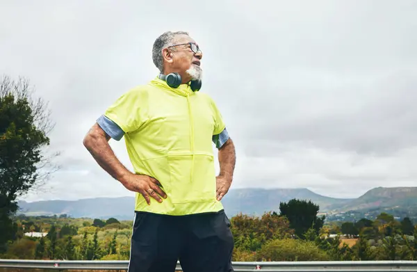 Tænker Fitness Udendørs Med Senior Mand Motion Wellness Med Vejrtrækning - Stock-foto