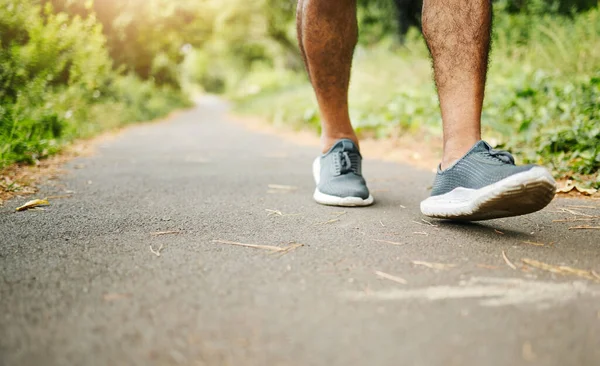 Человек Ноги Фитнес Дороге Пеших Прогулок Тренировок Прогулок Свежем Воздухе — стоковое фото