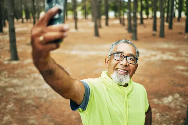 Selfie Χαμόγελο Και Ανώτερος Άνθρωπος Πεζοπορία Για Την Υγεία Ευεξία — Φωτογραφία Αρχείου