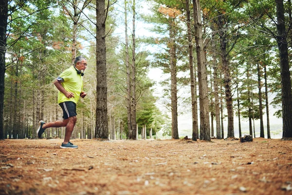 Senior Mann Fitness Und Laufen Wald Für Workout Outdoor Gymnastik — Stockfoto