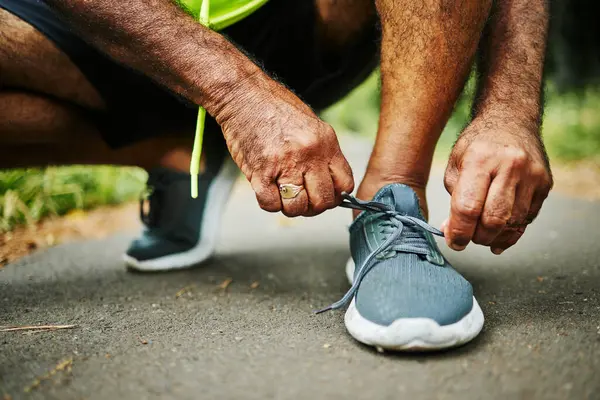 Mann Krawatte Und Schuhe Fitness Zum Laufen Workout Oder Outdoor — Stockfoto