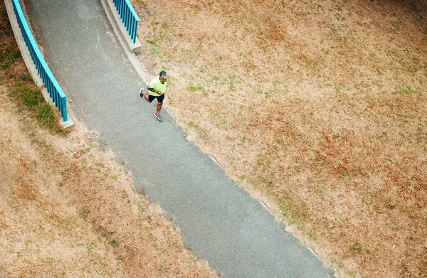 Arriba Hombre Correr Por Camino Naturaleza Campo Aire Libre Medio — Foto de Stock