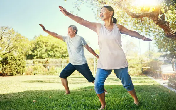 Seniorenpaar Outdoor Stretching Voor Gezondheid Lichaamsbeweging Welzijn Gras Gezond Gelukkig — Stockfoto