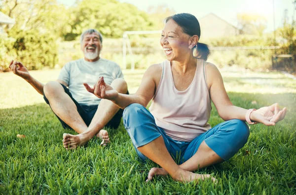 Pareja Mayor Yoga Meditación Aire Libre Sobre Hierba Parque Para —  Fotos de Stock