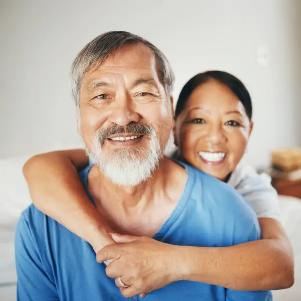 Senior Knuffel Koppel Met Glimlach Portret Voor Geluk Opgewonden Ontspannen — Stockfoto