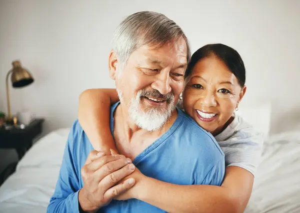 Gelukkig Senior Koppel Knuffel Liefde Slaapkamer Voor Huwelijk Relatie Zorg — Stockfoto