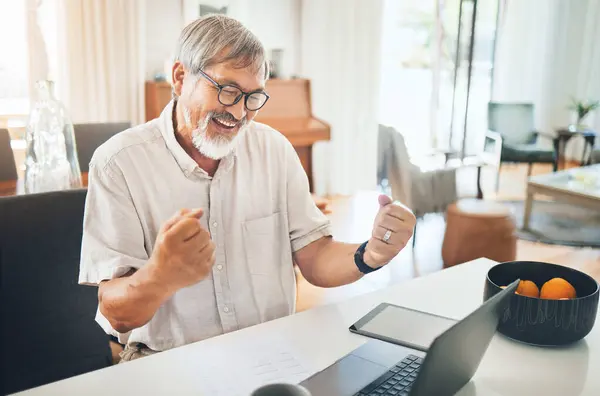Senior Man Winnaar Laptop Voor Thuis Succes Viering Aandelenmarkt Financiële — Stockfoto