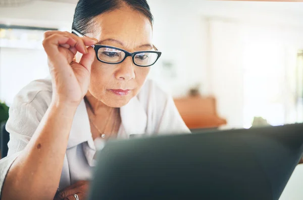 Mature Woman Glasses Reading Laptop Blog Article Eye Care Health — Stock Photo, Image