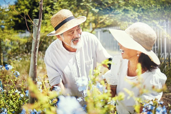 Paar Tuinieren Gelukkig Natuur Voor Pensioen Liefde Hechting Met Een — Stockfoto