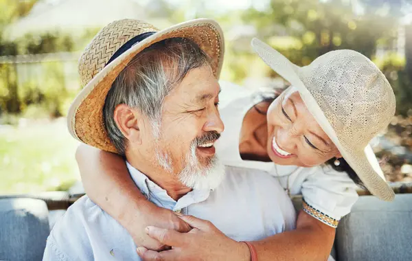 Seniorenpaar Outdoor Knuffel Met Glimlach Gepensioneerd Geluk Voor Liefde Huwelijk — Stockfoto