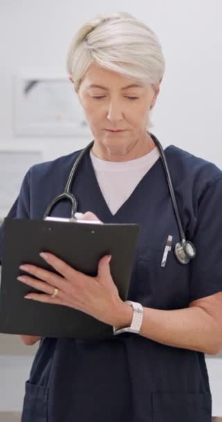 クリップボード 上級医師は 医学研究 結果のためのノートを書いています 患者文書 生命保険 ウェルネスフォームのチェックリストを持つヘルスケア クリニック — ストック動画