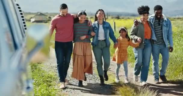 Glückliche Familie Lächelnd Und Gemeinsam Fuß Nach Einem Roadtrip Ins — Stockvideo