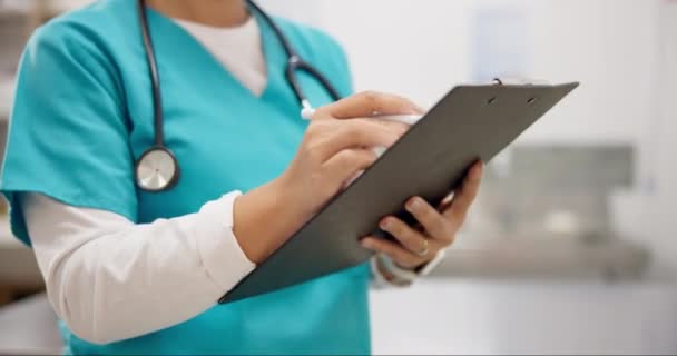 Klinik Information Und Krankenschwester Schriftlich Auf Dokument Checkliste Oder Versicherungsformular — Stockvideo