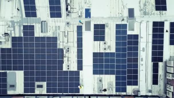Energía Aérea Solar Equipo Trabajadores Construcción Azotea Para Instalar Tecnología — Vídeos de Stock