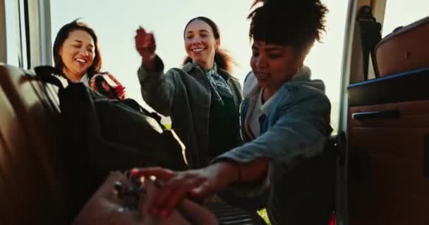Szczęśliwy Podróże Kobiety Torbami Samochodu Wakacje Podróż Samochodem Lub Zabawy — Wideo stockowe