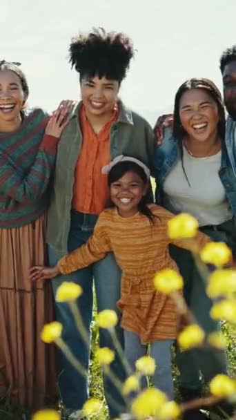 Szczęśliwy Podróże Rodzina Polu Kwiatami Uśmiech Przygodę Szczęście Wolność Świeżym — Wideo stockowe