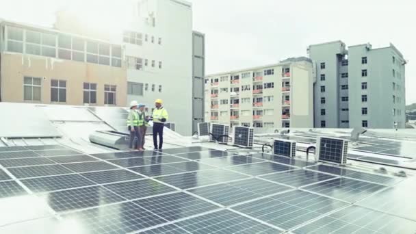 에너지 검사를 건물에 전지판을 기술설계 사람들 태양광 가능한 지붕에 — 비디오