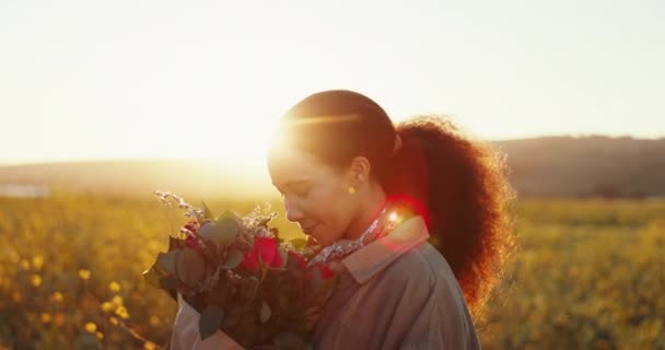 Femme Bouquet Fleurs Coucher Soleil Plein Air Avec Odeur Pensée — Video