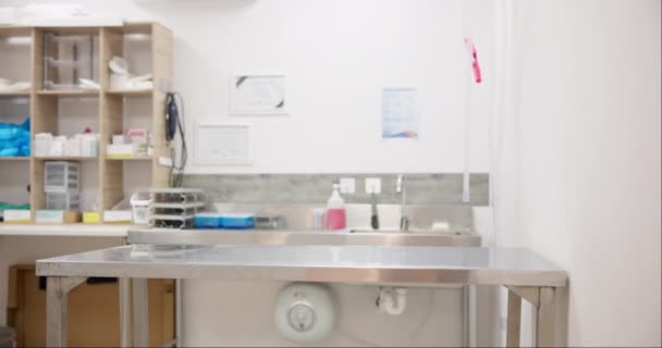 Veteriner Klinik Sağlık Hizmetleri Için Boş Bir Oda Ameliyat Masası — Stok video