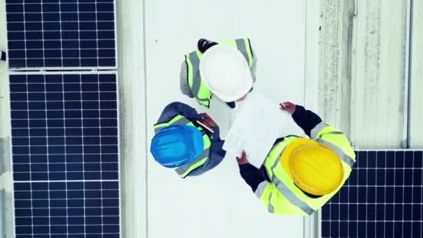 Vista Dall Alto Pannelli Solari Persone Con Lavoro Squadra Pianificazione — Video Stock