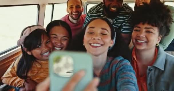 Selfie Yolculuk Bir Minibüste Mutlu Arkadaşlar Özgürlük Içinde Kaynaşırken Gülümseyin — Stok video