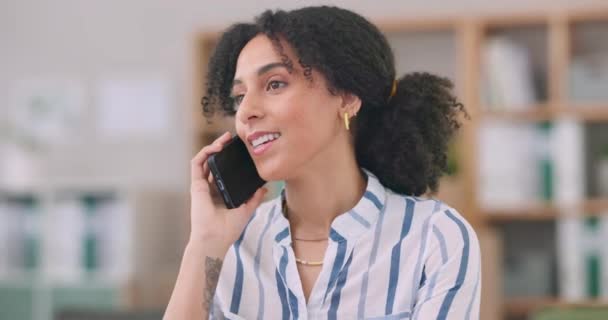小売り 販売注文または在庫チェックのためのネットワーキングを備えた電話 女性またはスマートフォン 職場でのコミュニケーション カスタマーサービスによるビジネス — ストック動画