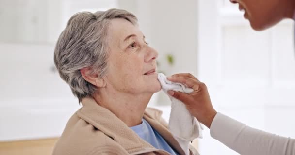 Cara Limpieza Cuidador Que Ayuda Una Anciana Hogar Ancianos Clínica — Vídeo de stock