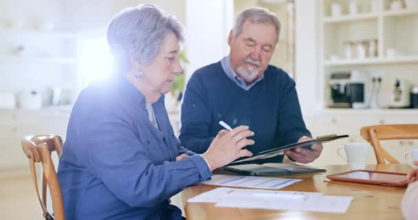老年夫妇和文件与储蓄 退休和会见投资 养老基金和谈话 老年男子或老年妇女 在休息室有文书工作 财务或抵押 — 图库视频影像
