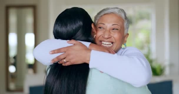 Reife Mutter Frau Und Umarmung Hause Pflege Und Gespräche Miteinander — Stockvideo