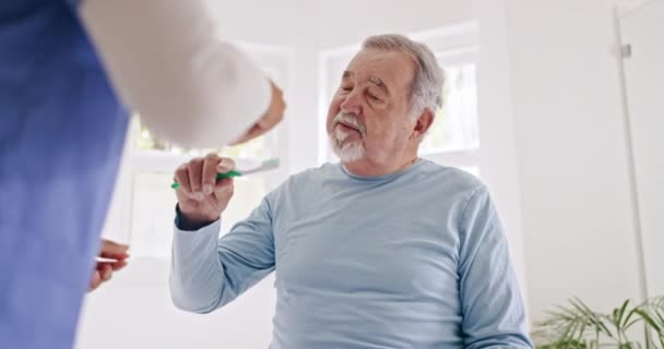 Alte Männer Die Zähne Putzen Oder Krankenschwestern Die Pflegeheim Für — Stockvideo